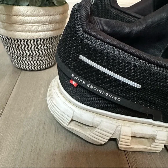 On Cloud 6 running shoes in black and whiteMen’s size 14